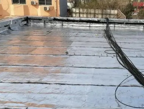 揭阳市卫生间漏水维修公司分享下揭阳市屋面楼顶防水刚性防水层施工要点。